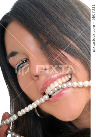 woman teeth pearl 6607331
