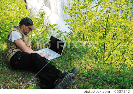 man outdoor laptop man outdoor laptop 6607342