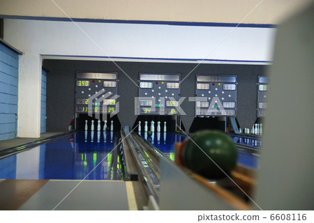 A night at the bowling court A night at the bowling court 6608116