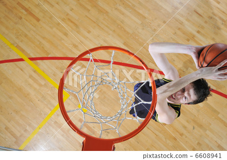 basketball player 6608941