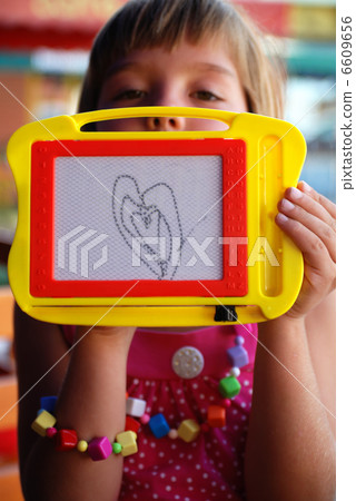 Cute litlle girl drawing Cute litlle girl drawing 6609656