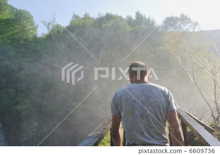 man waterfall 6609736