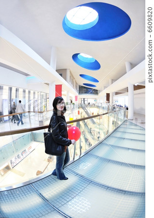 happy woman shopping happy woman shopping 6609820