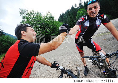 friendship and travel on mountain bike 6611140