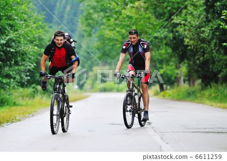 friendship and travel on mountain bike 6611259