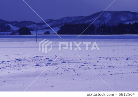 Snow turning Snow turning 6612504