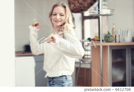 Dancing at the kitchen 6612706