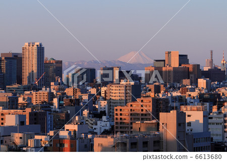 Fuji in the morning glow and the townscape Fuji in the morning glow and the townscape 6613680