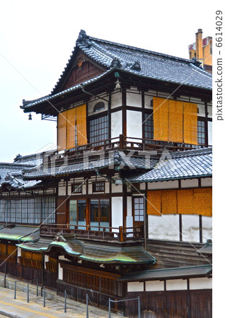 "Dogo Onsen Honkan" seen from the east side (Dogo Yunocho, Matsuyama City, Ehime Prefecture) 6614029