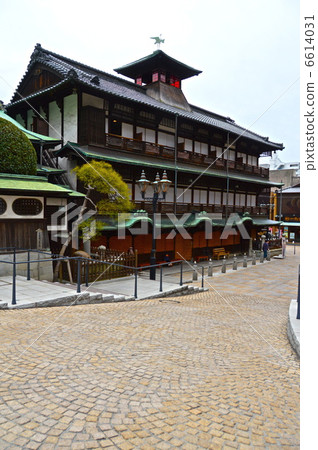 "Dogo Onsen Honkan" seen from the east side (Dogo Yunocho, Matsuyama City, Ehime Prefecture) 6614031