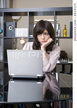 A young woman studying with a troubled notebook computer A young woman studying with a troubled notebook computer 6614124