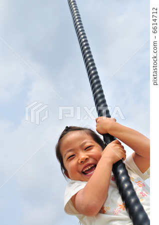 Girls playing with Tarzan rope 6614712