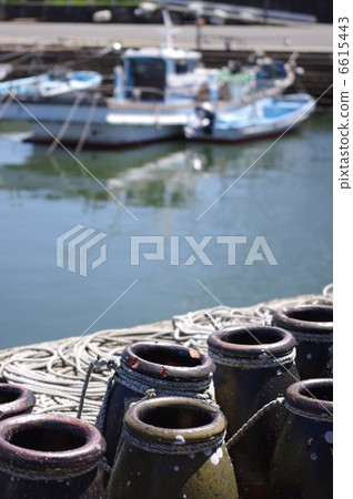An octopus and a fishing boat 6615443