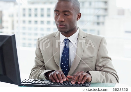 Office worker using a computer 6628830