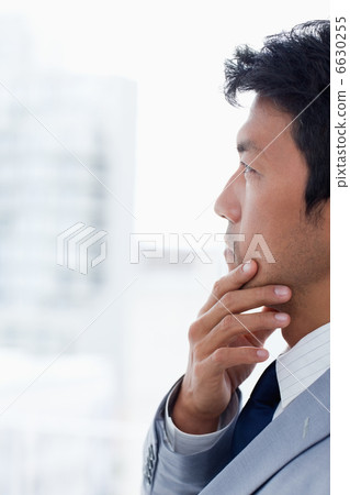 Portrait of an office worker thinking 6630255