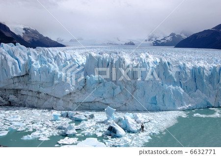 Collapse of Pelito Moreno Glacier Collapse of Pelito Moreno Glacier 6632771