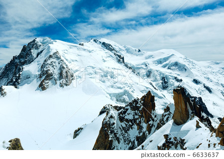Mont Blanc mountain massif (view from Aiguille du Midi Mount, F Mont Blanc mountain massif (view from Aiguille du Midi Mount, F 6633637