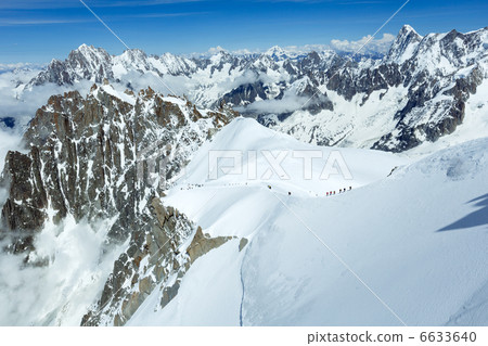 Mont Blanc mountain massif and unrecognizable alpinists groups Mont Blanc mountain massif and unrecognizable alpinists groups 6633640