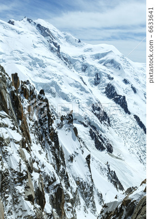 Mont Blanc mountain massif (view from Aiguille du Midi Mount, F Mont Blanc mountain massif (view from Aiguille du Midi Mount, F 6633641