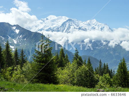 Mont Blanc mountain massif (view from Plaine Joux outskirts) Mont Blanc mountain massif (view from Plaine Joux outskirts) 6633646