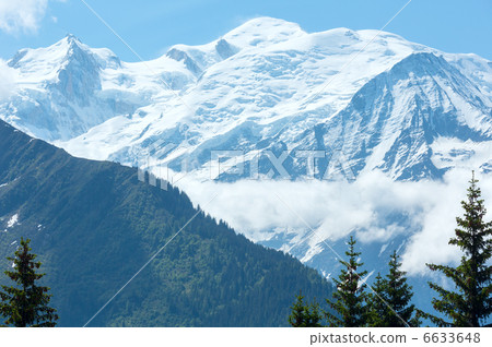 Mont Blanc mountain massif (view from Plaine Joux outskirts) Mont Blanc mountain massif (view from Plaine Joux outskirts) 6633648