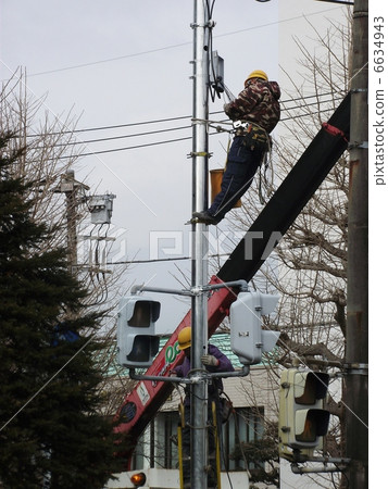 Signal construction at intersection 6634943