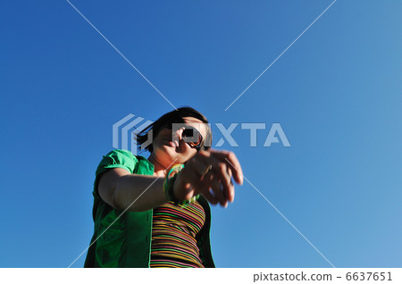 woman fashion jump 6637651