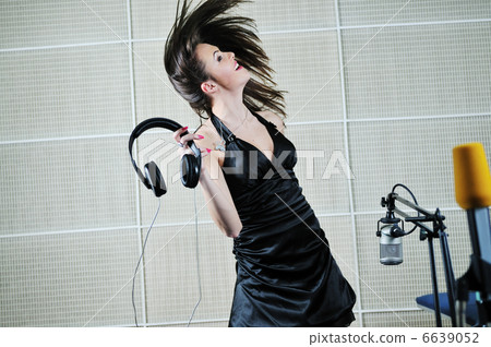 woman headset dance 6639052