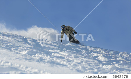 freestyle snowboarder jump and ride 6642376