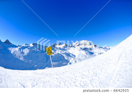 Sign board at High mountains under snow in the winter Sign board at High mountains under snow in the winter 6642935