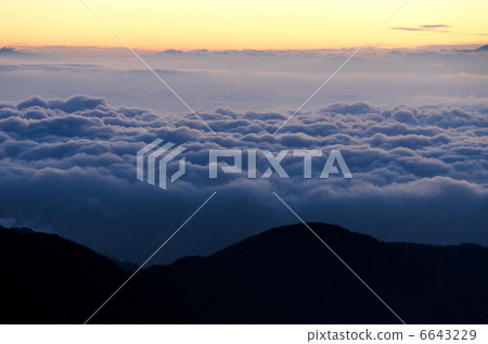 等待黎明的雲海（來自北阿爾卑斯山/ Koten Dake） 6643229