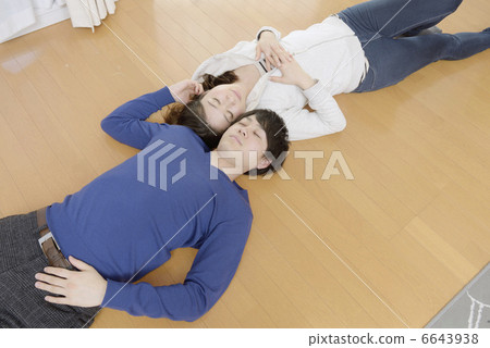 一對夫婦睡在地板的地板上 一對夫婦睡在地板的地板上 6643938