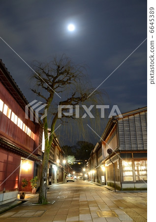 Kanazawa City/Higashi Chaya District/Winter [Vertical] 6645389