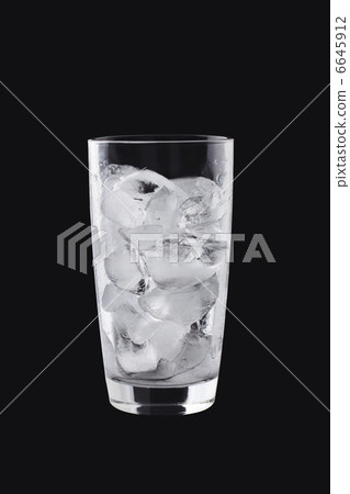 A glass with ice cubes 6645912
