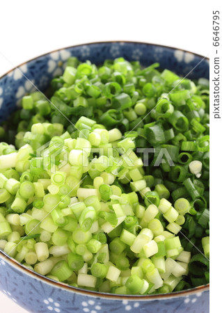 Small cut of small onions 6646795