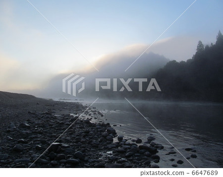 早晨的薄霧河 6647689