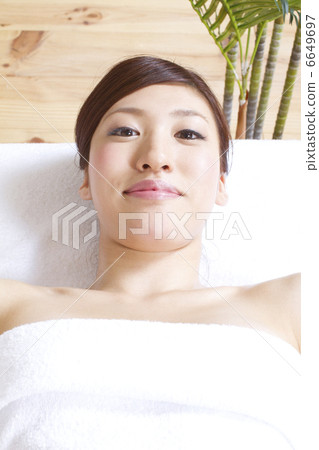 Women who receive esthetic Women who receive esthetic 6649697