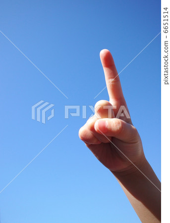 Pointing (children's hands) 6651514