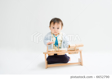 Baby playing percussion 6652790
