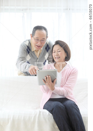 Refreshing senior couple tablet image 6658070