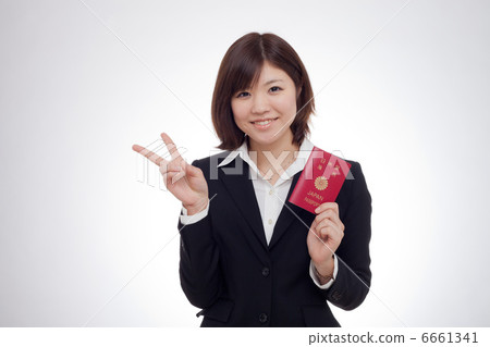 A woman who obtained a passport 6661341
