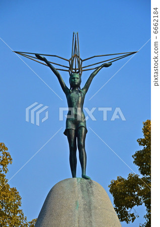 Statue of 'child of atom bomb' (Hiroshima Peace Memorial Park / Nakajima cho Naka-ku Hiroshima prefecture) 6662184