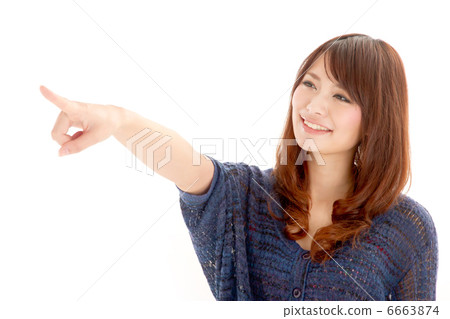 有微笑的一個好逗人喜愛的女孩指向對角地上面 6663874