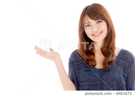 一個年輕可愛的女孩，用右手躺著引導 6663875