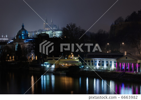 Strakas Academy and Prague castle at night 6663982