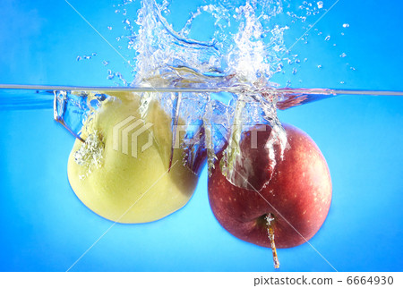 apples in water 6664930