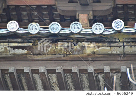 The character of "Yasaka Tower" engraved on the five-storied pagoda of Hokkaido Temple and the Omaru Tile (Shimizu Yasakaokamachi, Higashiyama Ward, Kyoto City) 6666249