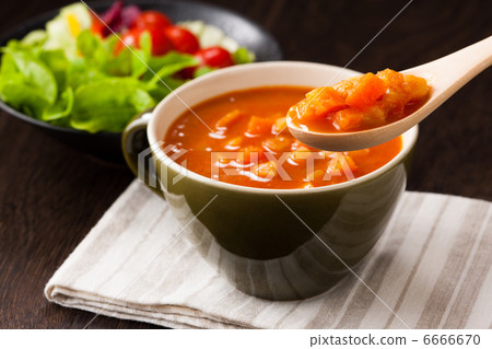蔬菜通心粉湯匙沙拉側身 6666670