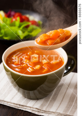 蔬菜通心粉湯匙蒸汽沙拉垂直 6666676