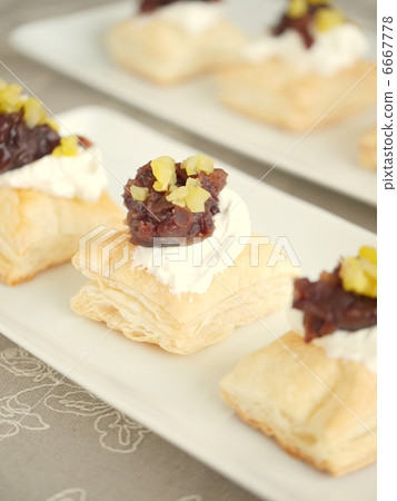 Japanese-style pie of red bean and cream (vertical image) Japanese-style pie of red bean and cream (vertical image) 6667778
